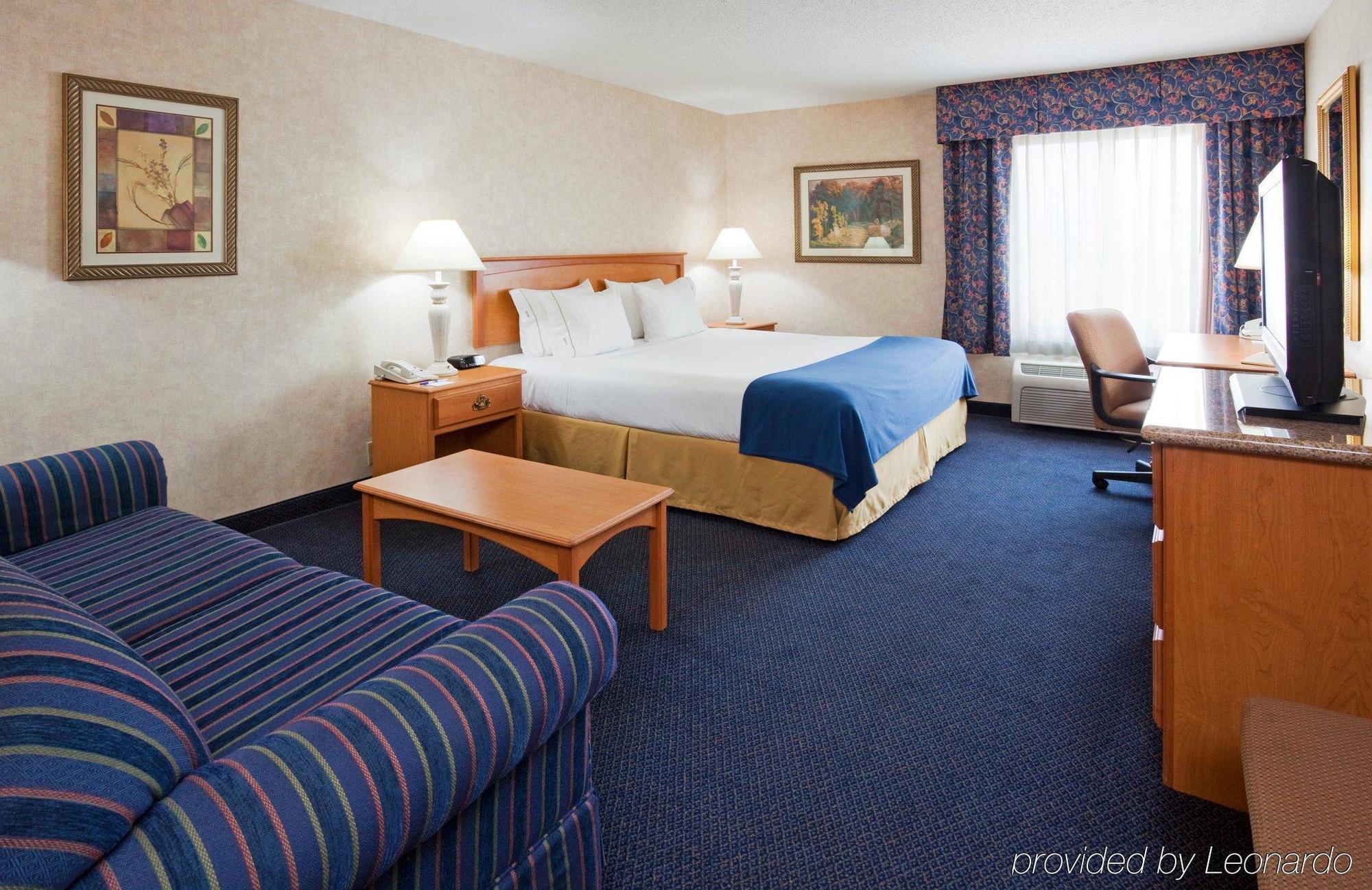 Holiday Inn Express Fargo - West Acres, An Ihg Hotel Room photo