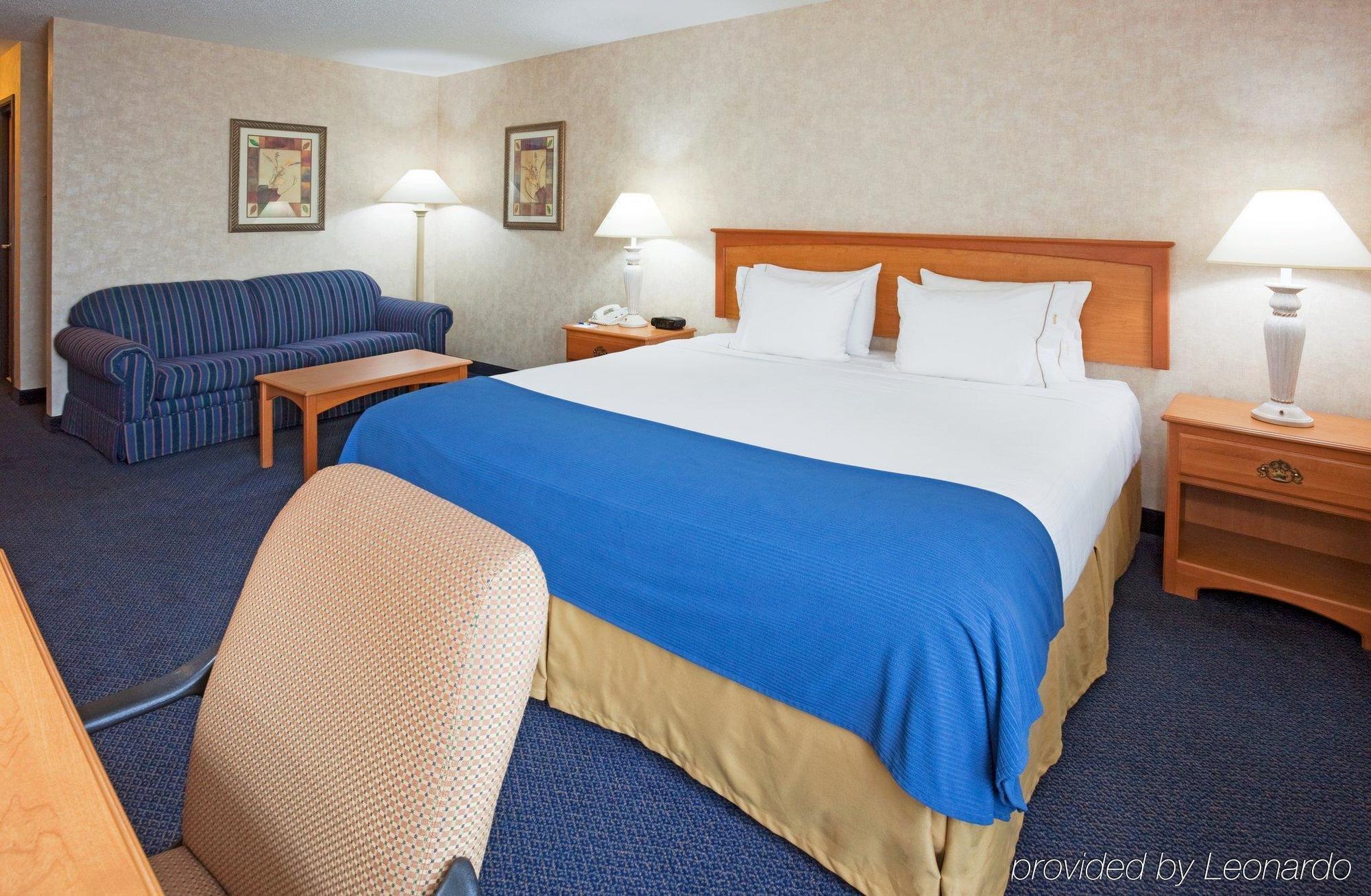 Holiday Inn Express Fargo - West Acres, An Ihg Hotel Room photo